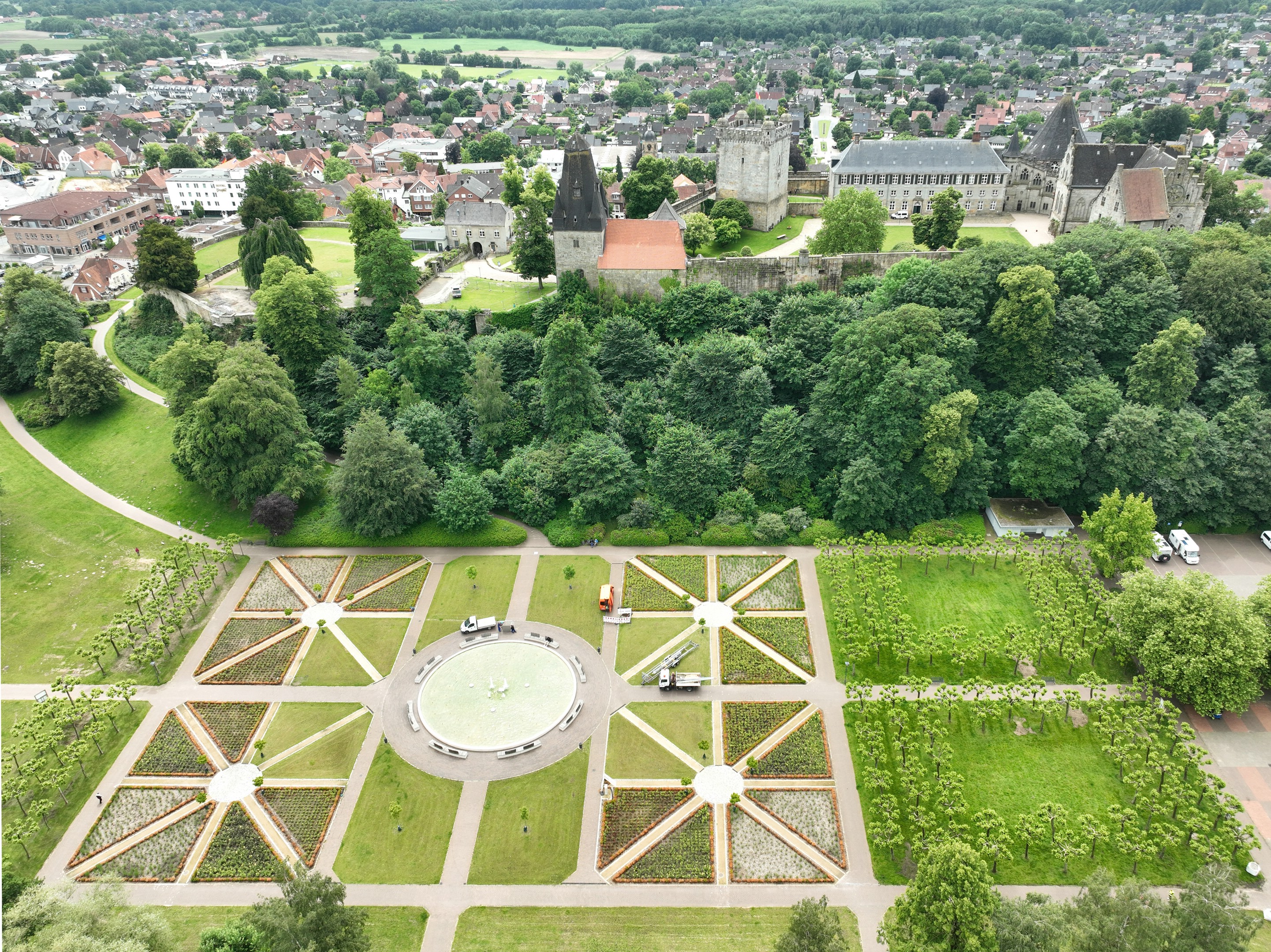 Bad Bentheim | Installation der neuen Beleuchtung im Schloßpark